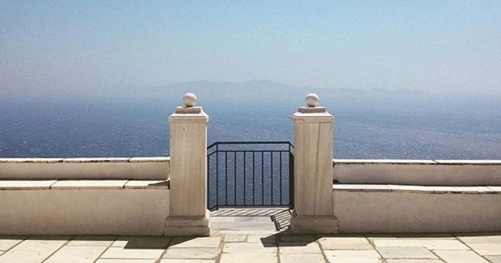 Το χωριό των ανέμων που αγναντεύει όλο το Αιγαίο (εικόνες)